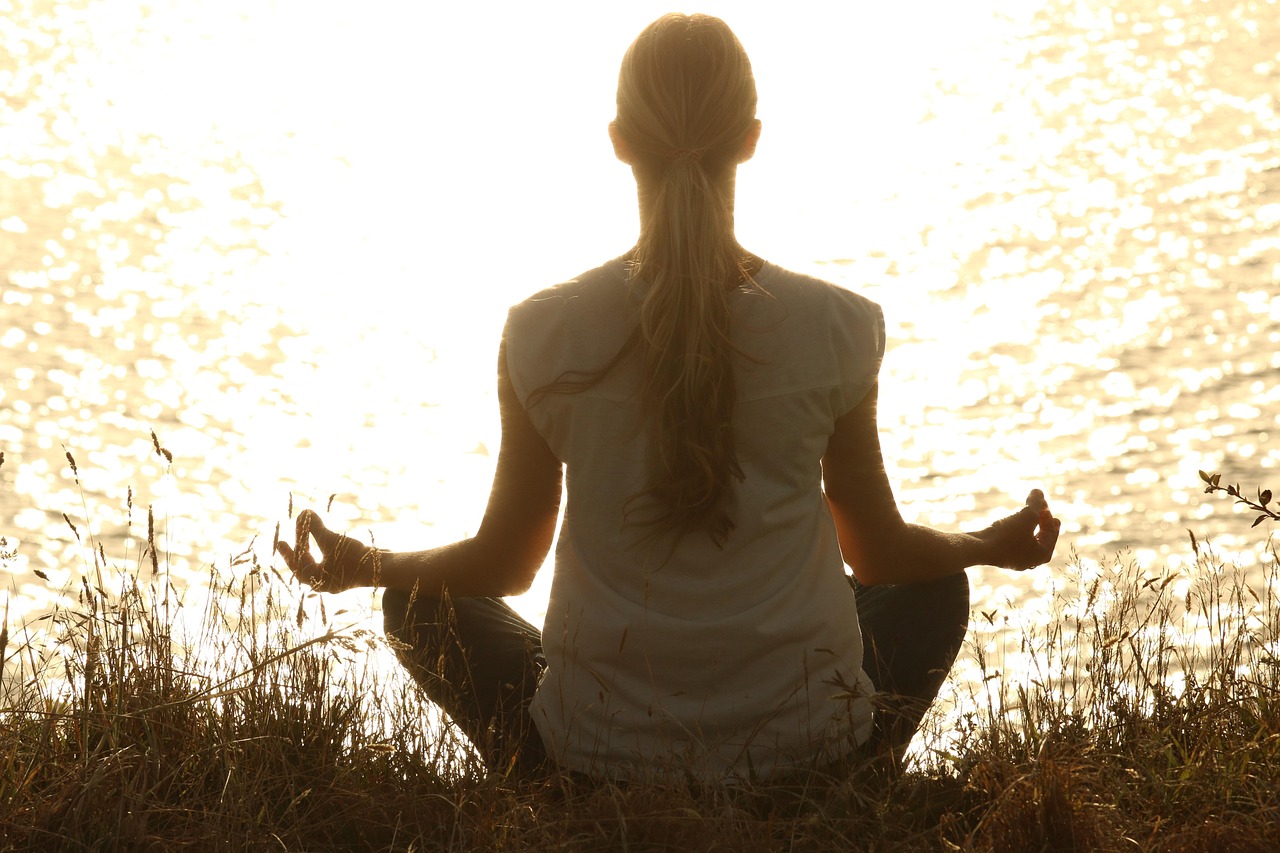Meditatiekussens in lichte spirituele ruimte. Meditatiekussens in lichte spirituele ruimte.
