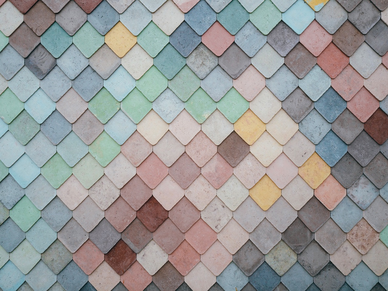 Abstracte kleurrijke patronen sieren de slaapkamerwand. Abstracte kleurrijke patronen sieren de slaapkamerwand.