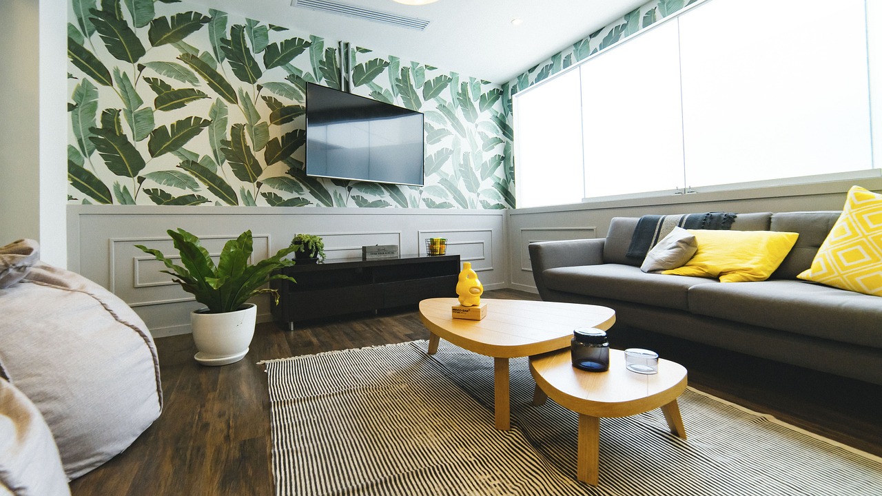 Planten en ochre geel tapijt in woonkamer. Planten en ochre geel tapijt in woonkamer.