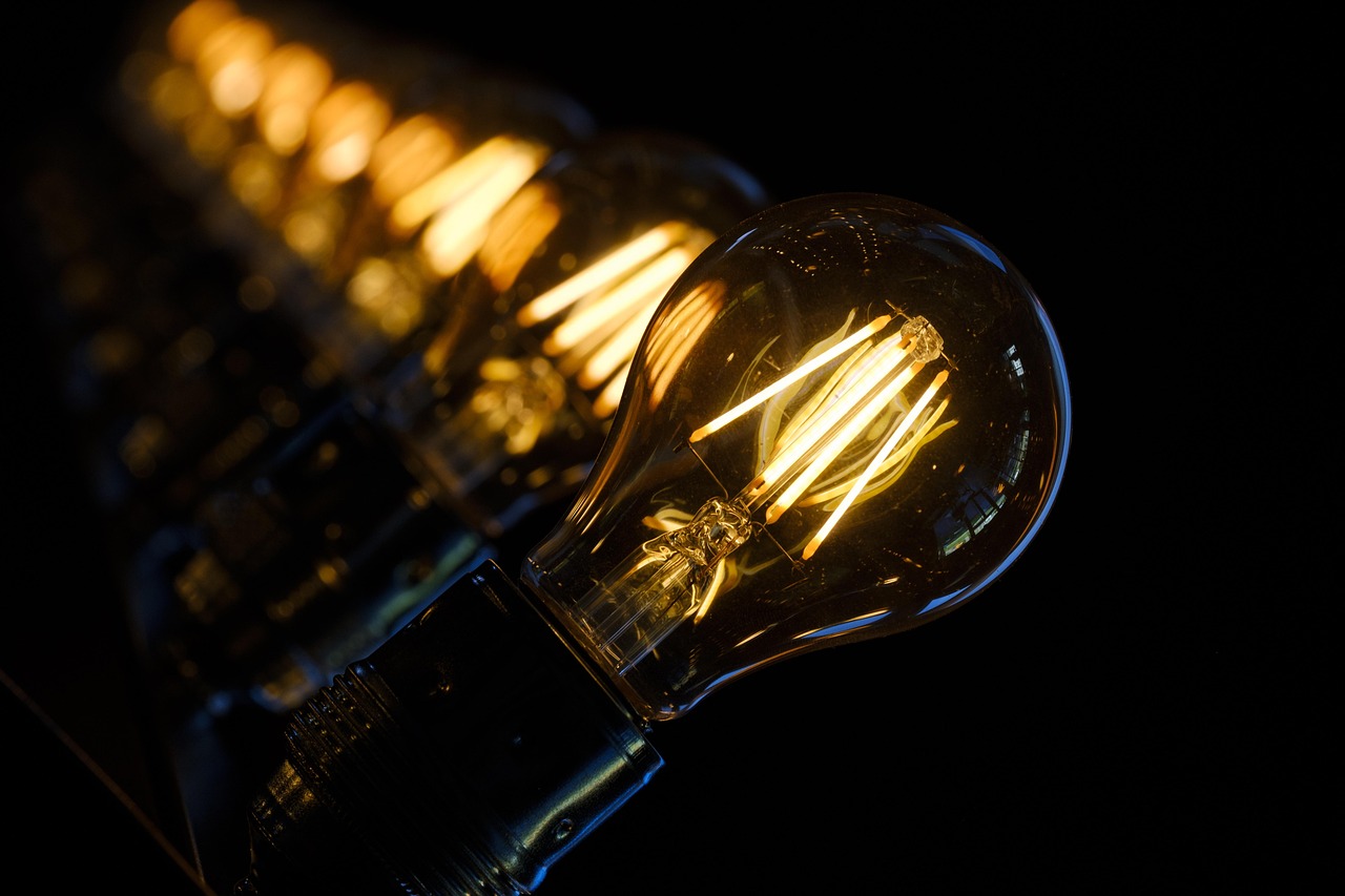 Moderne leeshoek met energiezuinige wandverlichting.