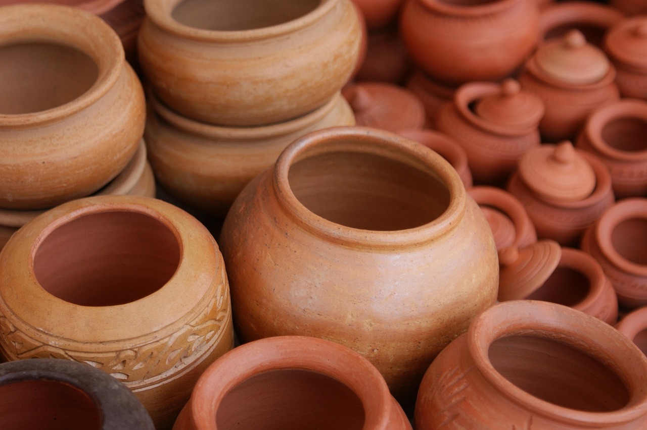 Sierlijke terracotta pot op houten plank. Sierlijke terracotta pot op houten plank.