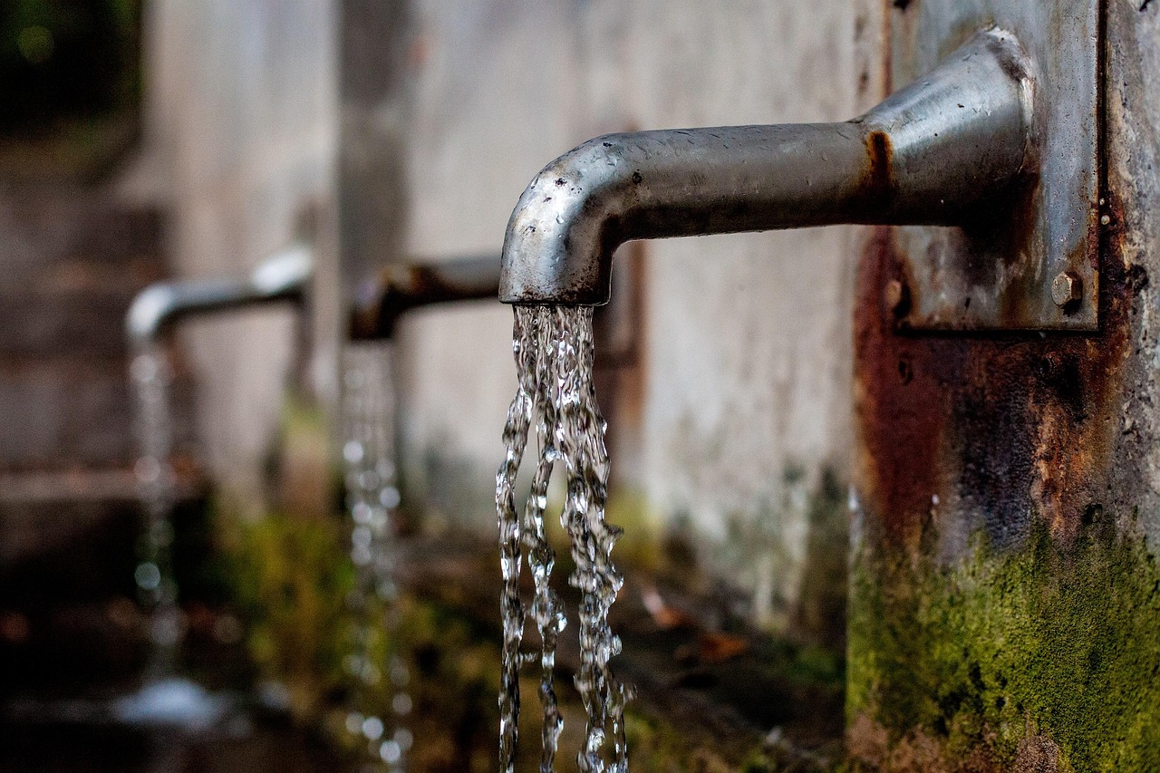 Stijlvolle waterzuinige kranen in zonnige keuken. Stijlvolle waterzuinige kranen in zonnige keuken.