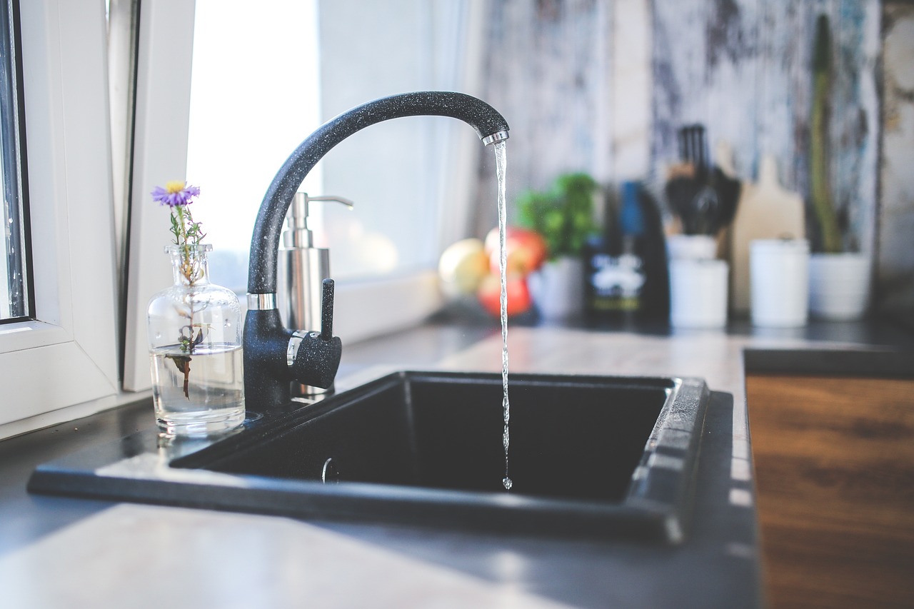 Chique keuken met moderne waterzuinige kranen. Chique keuken met moderne waterzuinige kranen.