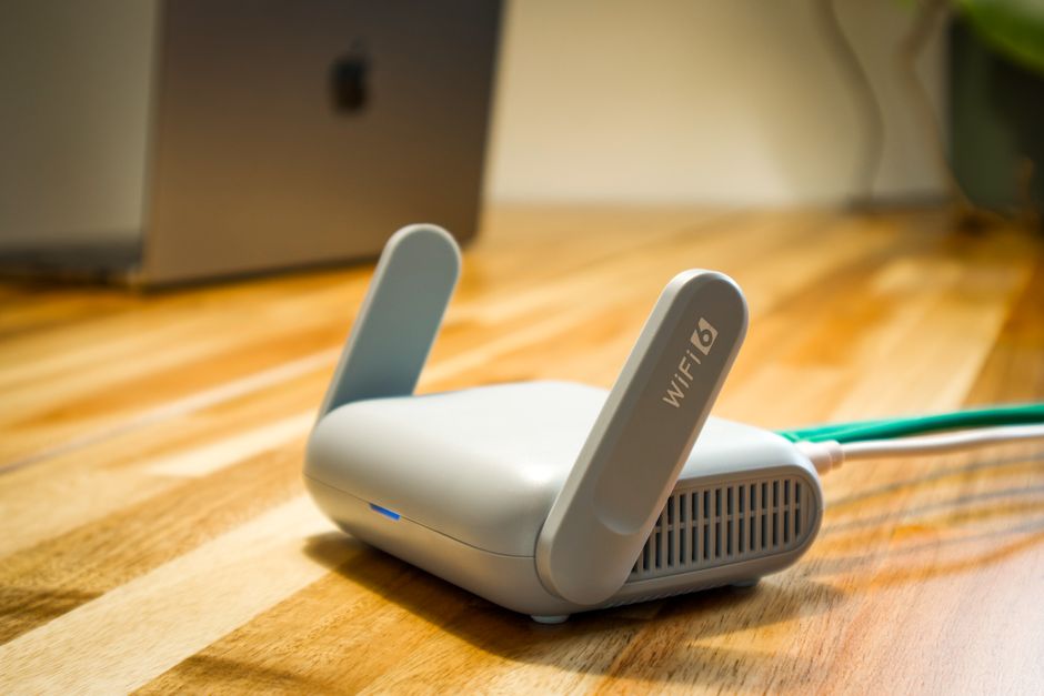 Draadloze router beveiligt thuisnetwerk tegen externe dreigingen. Draadloze router beveiligt thuisnetwerk tegen externe dreigingen.