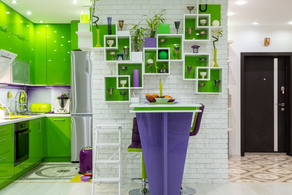 Olijfgroene keukenkasten met energiezuinige apparatuur. Olijfgroene keukenkasten met energiezuinige apparatuur.