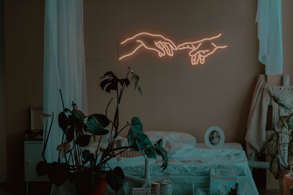 Kunstwerk met neonaccenten in woonkamer. Kunstwerk met neonaccenten in woonkamer.