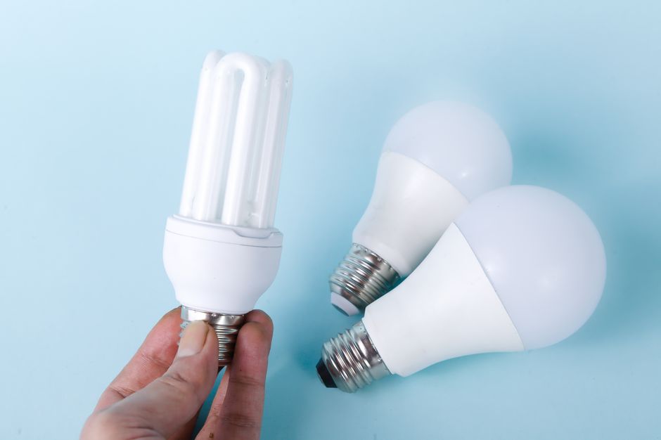 Innovatieve plafondlampen besparen energie in huiskamer.