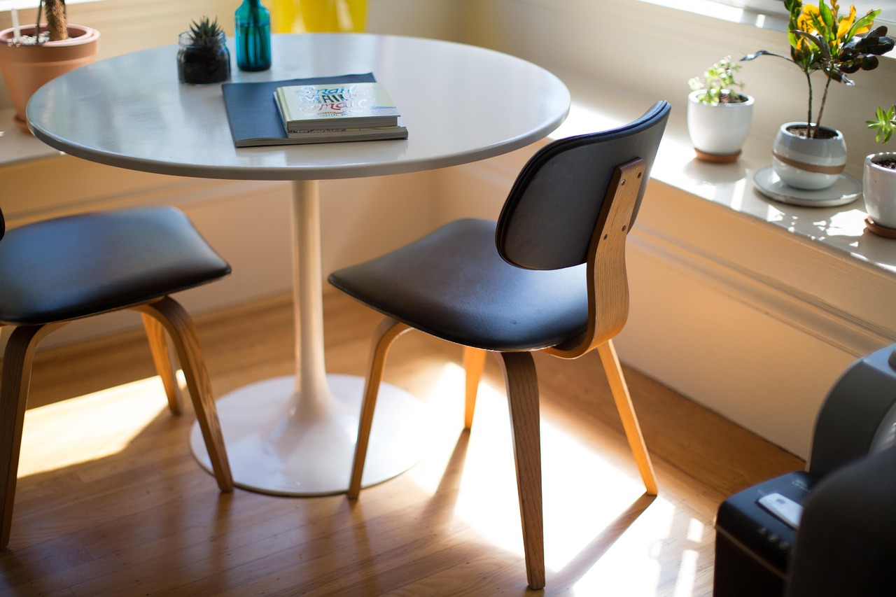 Op maat gemaakte tuinposter hangend aan een bakstenen muur. Op maat gemaakte tuinposter hangend aan een bakstenen muur.