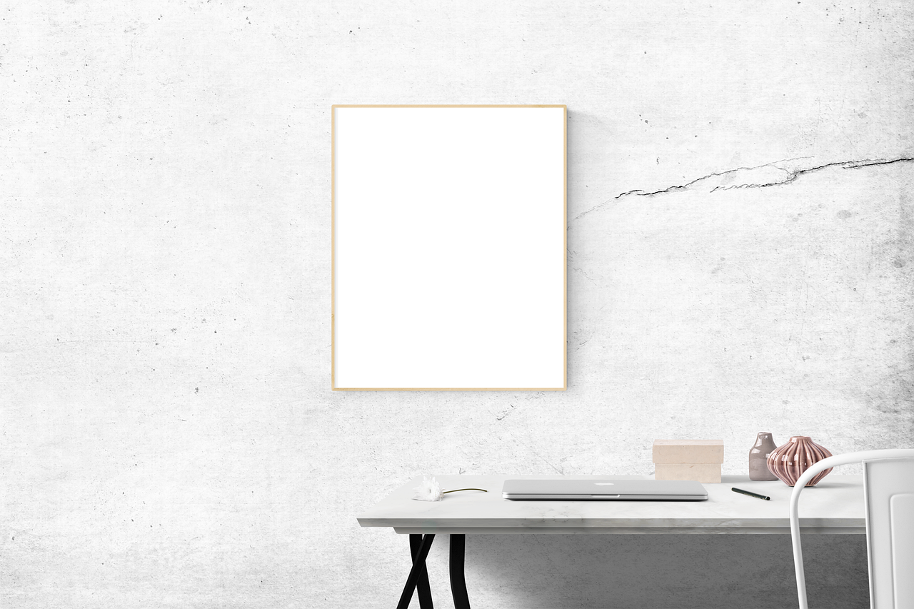 Verlichte fotolijstjes met familiefoto's en wilde bloemen.