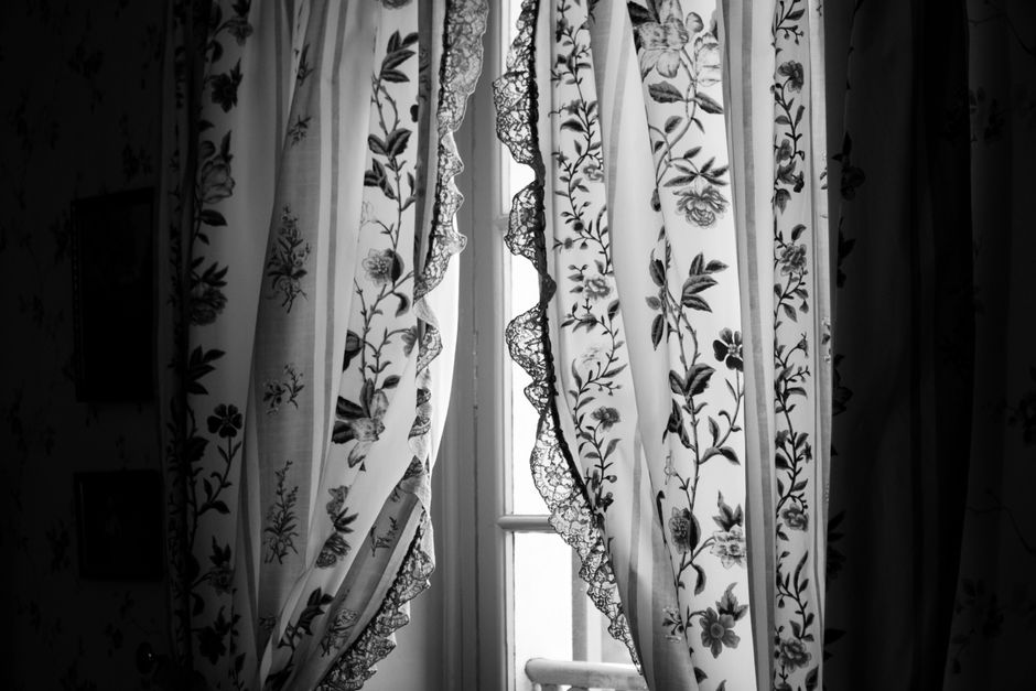 Contrastvolle zwart-wit gordijnen verfrissen interieur. Contrastvolle zwart-wit gordijnen verfrissen interieur.