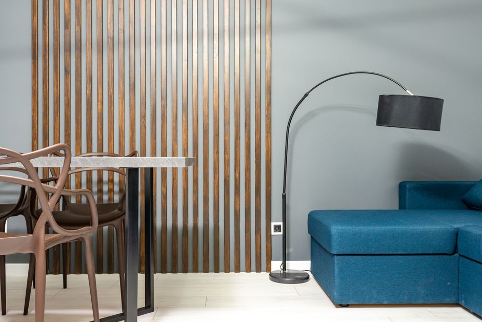Moderne keuken met milieuvriendelijke houten latjes.