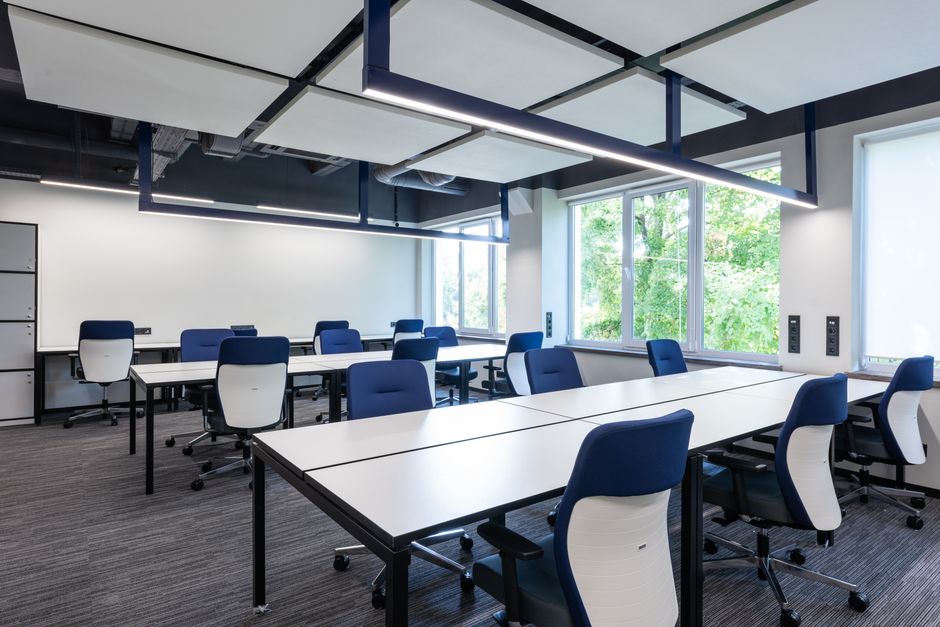 Eigentijdse eetkamerset met modulaire onderdelen.