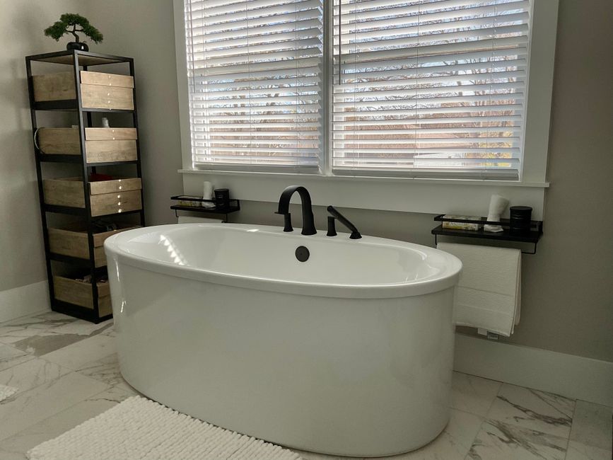 Kaarsen en pompoenen in spa-badkamer. Kaarsen en pompoenen in spa-badkamer.