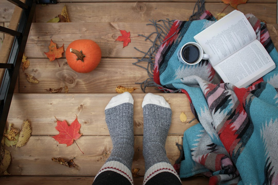 Oude spiegel met herfstdecor in hal. Oude spiegel met herfstdecor in hal.